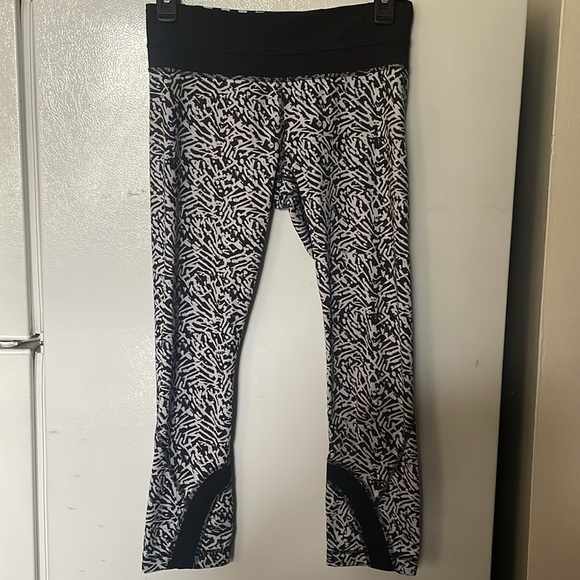 Lululemon Size 4 black & white patterned leggings inseam 21” - Picture 1 of 9